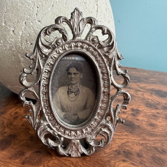 Antique Mini Metal Oval Victorian Picture Frame with Pedestal Stand 1870 Picture - Picture 2 of 10